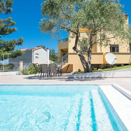 Louloudis Pool Villa *