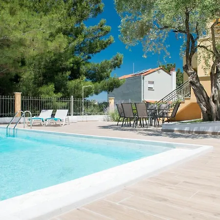 Louloudis Pool *