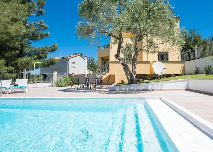 Louloudis Pool 别墅 *